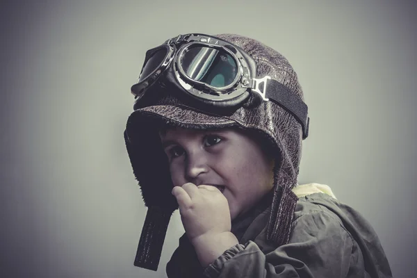 Criança engraçada vestida com chapéu aviador — Fotografia de Stock