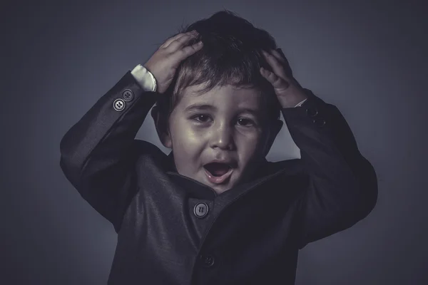 Boy v obleku a kravatě — Stock fotografie