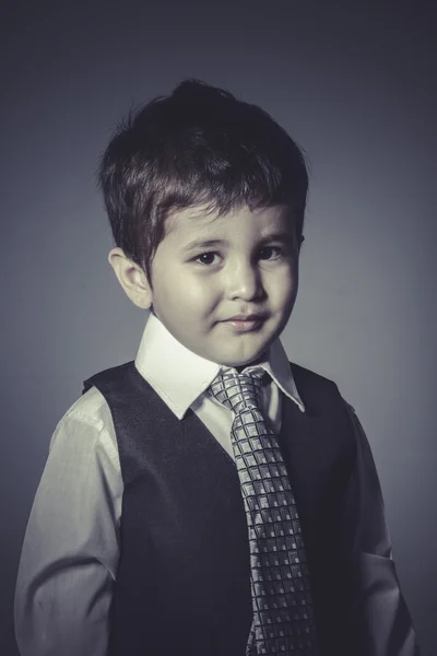 Niño adicto al trabajo en traje y corbata —  Fotos de Stock