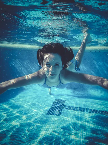 Tonåring dykning i en pool — Stockfoto