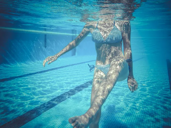 Adolescent plongeant dans une piscine — Photo