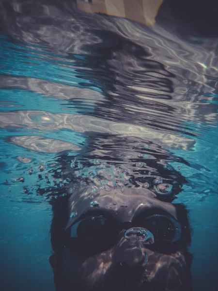 Molhado, homem nadando debaixo d 'água em uma piscina — Fotografia de Stock