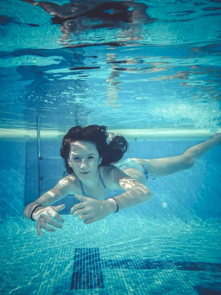 Teenager diving into a pool — Stock Photo, Image