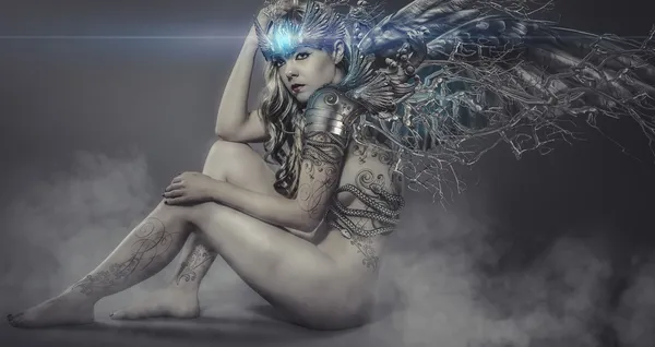 demir ve metal kanatları ile kadın