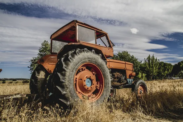 Старий сільськогосподарських тракторів — стокове фото