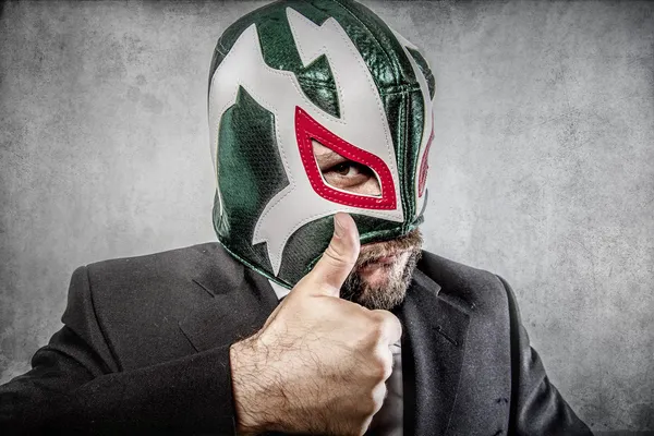 Man in Mexicaanse worstelaar masker — Stockfoto