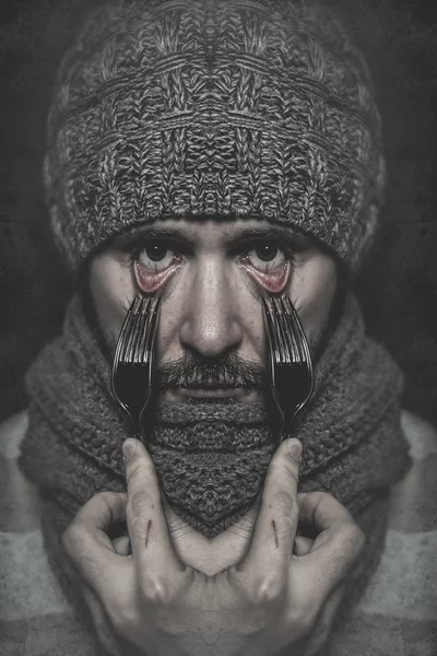 Homem com garfo nos olhos — Fotografia de Stock