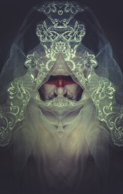 adam beyaz dantel örtü ile