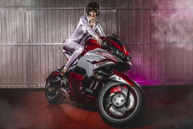 Bir motosiklet üzerinde lateks kadında monte