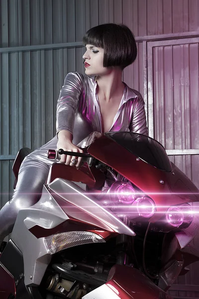 在乳胶装在一辆摩托车上的女人 — 图库照片