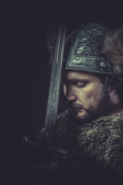 Viking savaşçısı kılıç ile