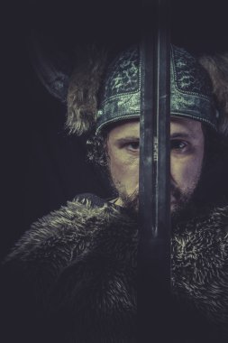 Viking savaşçısı büyük bir kılıç ile
