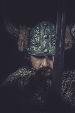 Viking savaşçısı büyük bir kılıç ile
