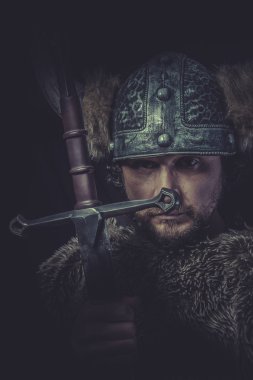 Viking savaşçısı büyük bir kılıç ile