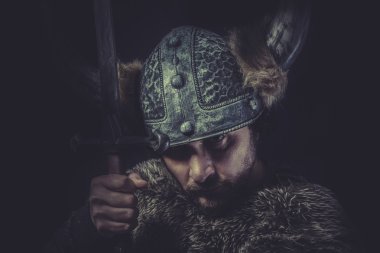 Viking savaşçısı büyük bir kılıç ile