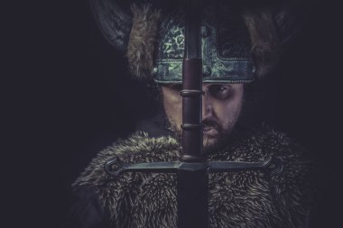Viking savaşçısı büyük bir kılıç ile