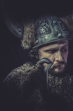 Viking savaşçısı büyük bir kılıç ile