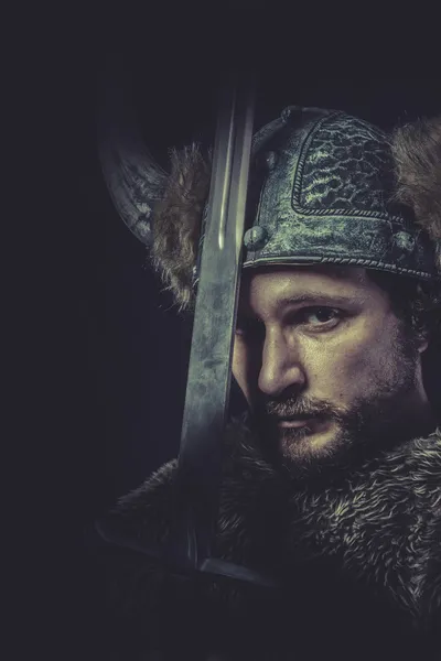 Viking savaşçısı büyük bir kılıç ile — Stok fotoğraf