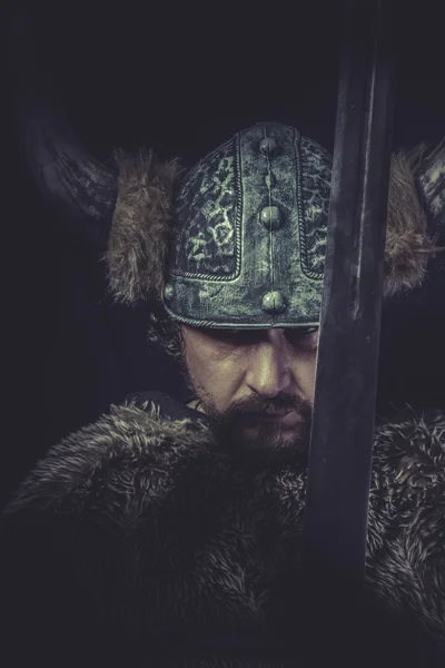 Viking savaşçısı büyük bir kılıç ile — Stok fotoğraf