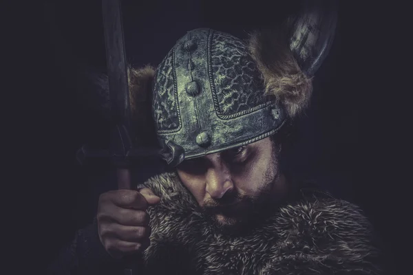 Guerreiro viking com uma espada enorme — Fotografia de Stock