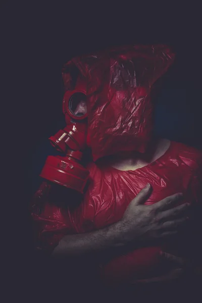 Man in een gas masker over de rook — Stockfoto