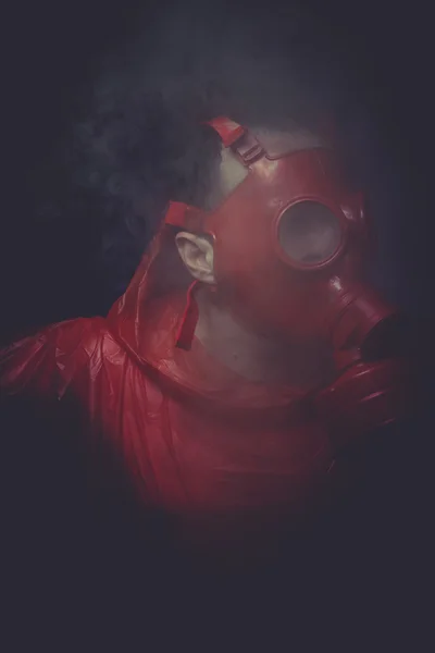 Человек в противогазе над дымом — стоковое фото