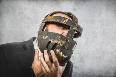 demir maskeli adam tehlikeli iş