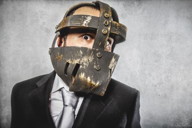 demir maskeli adam tehlikeli iş