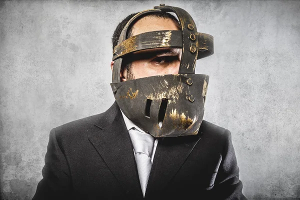 Uomo d'affari pericoloso con maschera di ferro — Foto Stock