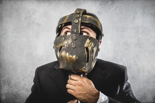 Uomo d'affari pericoloso con maschera di ferro — Foto Stock