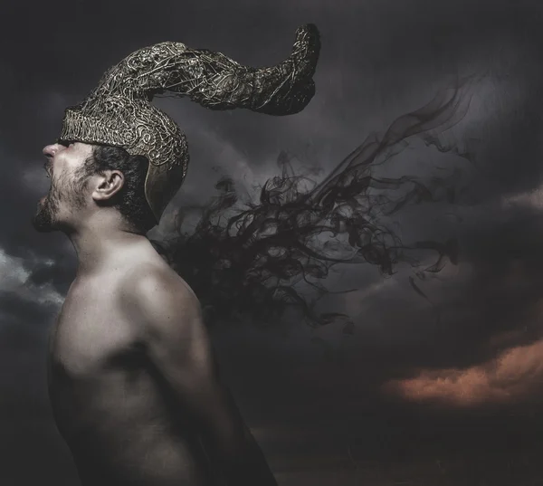 Hombre con cuernos de casco dorado — Foto de Stock