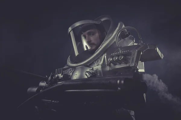 Raumfahrer in silberner Rüstung — Stockfoto