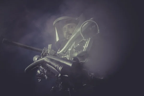 Διαστημάνθρωπου σε ασημένια πανοπλία — Φωτογραφία Αρχείου