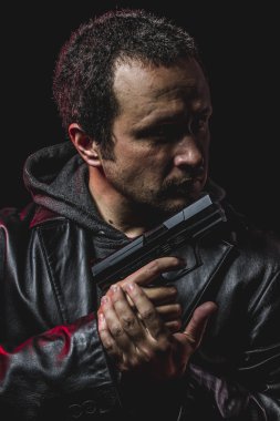 Eli tabancalı hırsızı.