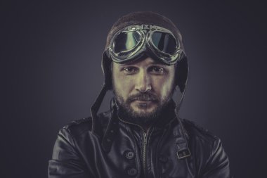 Vintage tarzı deri şapka giymiş pilot