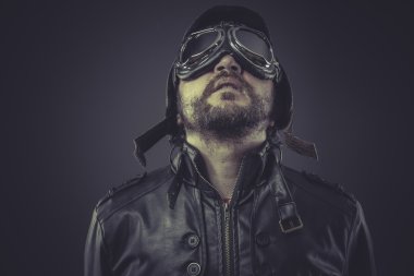 Vintage tarzı deri şapka giymiş pilot