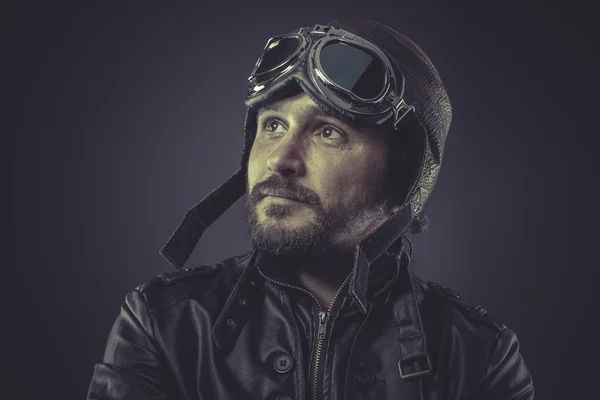 Pilot klädd i vintage stil läder mössa — Stockfoto