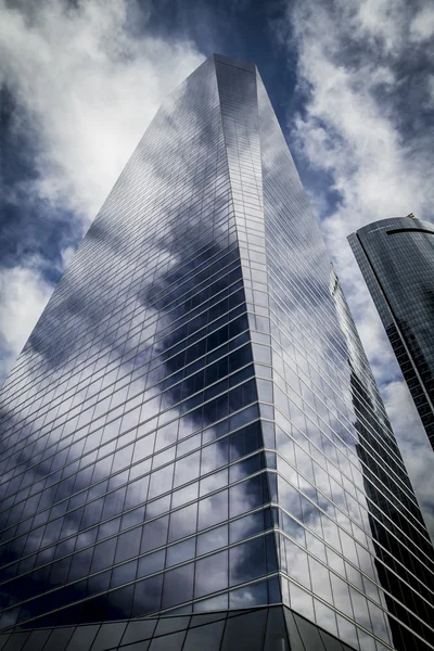 Wolkenkrabber met glazen gevel — Stockfoto