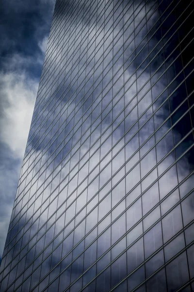 Небоскрёб со стеклянным фасадом — стоковое фото