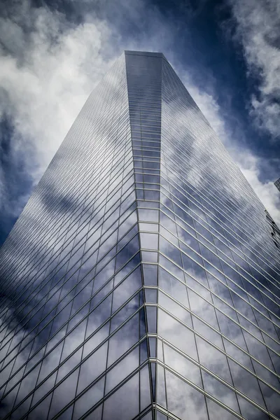 Arranha-céu com fachada de vidro — Fotografia de Stock