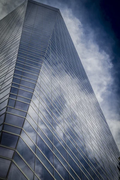 Skyskrapa med glasfasad — Stockfoto