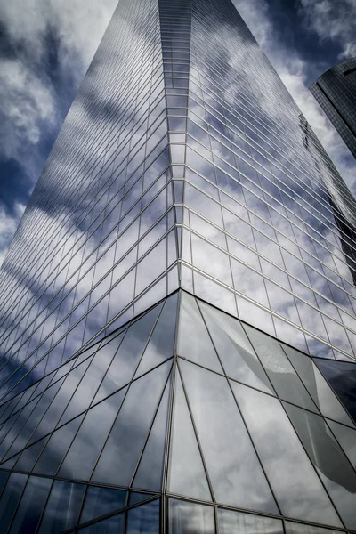 Gratte-ciel avec façade en verre — Photo