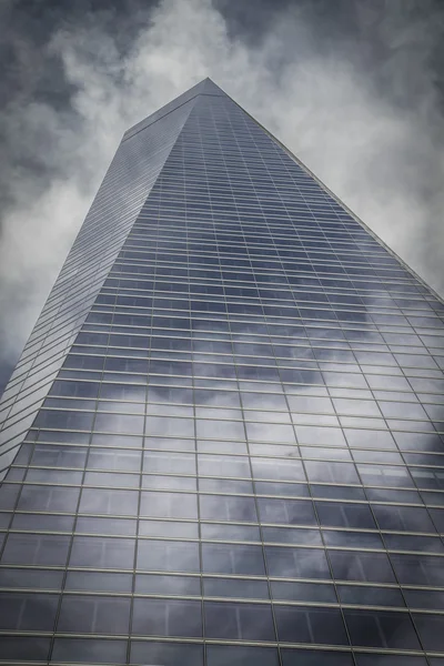 Wolkenkrabber met glazen gevel — Stockfoto