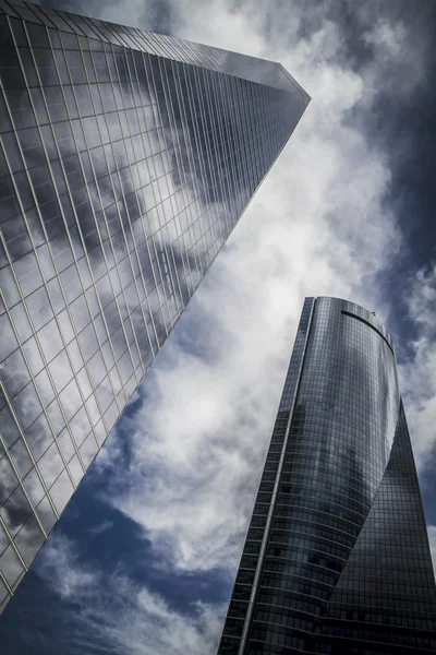 Arranha-céu com fachada de vidro — Fotografia de Stock