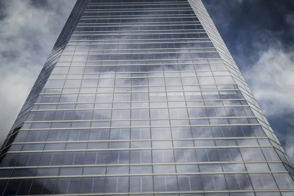 Hochhaus mit Glasfassade — Stockfoto