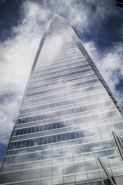 Arranha-céu com fachada de vidro — Fotografia de Stock