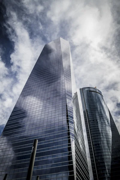 Arranha-céu com fachada de vidro — Fotografia de Stock