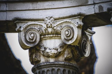 Yunan stili sütunlar