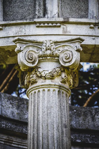 Korintiska huvudstäder i en park — Stockfoto