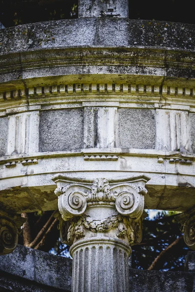Korinthische kapitelen in een park — Stockfoto